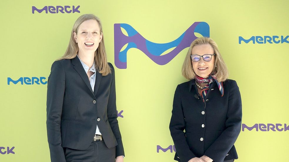 Vorstandschefin Belen Garijo (r.) und Helene von Roeder, Mitglied der Geschäftsleitung und Finanzvorständin bei Merck. Foto: Arne Dedert/dpa