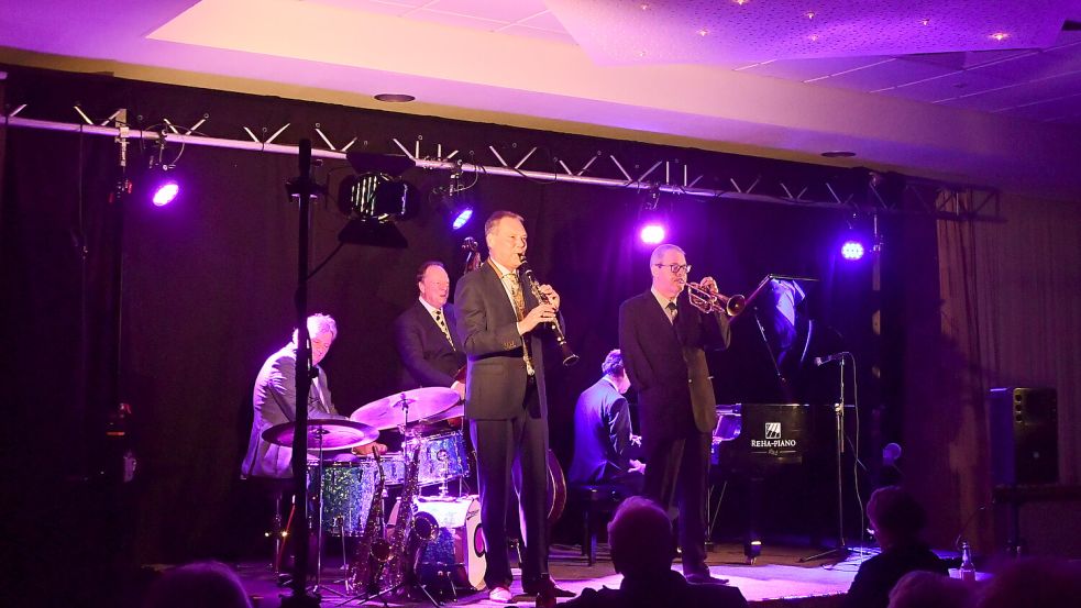 Vor fast ausverkauftem Saal spielte die Band „Three Wise Men Plus Two“ jetzt im Saal des Westoverledinger Rathauses in Ihrhove. Dieses Konzert war das erste der Reihe „Jazz im Rathaus“ nach dem unerwarteten Tod von dessen Gründer Manfred Selchow im November 2023. Die Musiker widmeten ihren Auftritt dem Gründervater der erfolgreichen Konzertreihe. Foto: Scherzer
