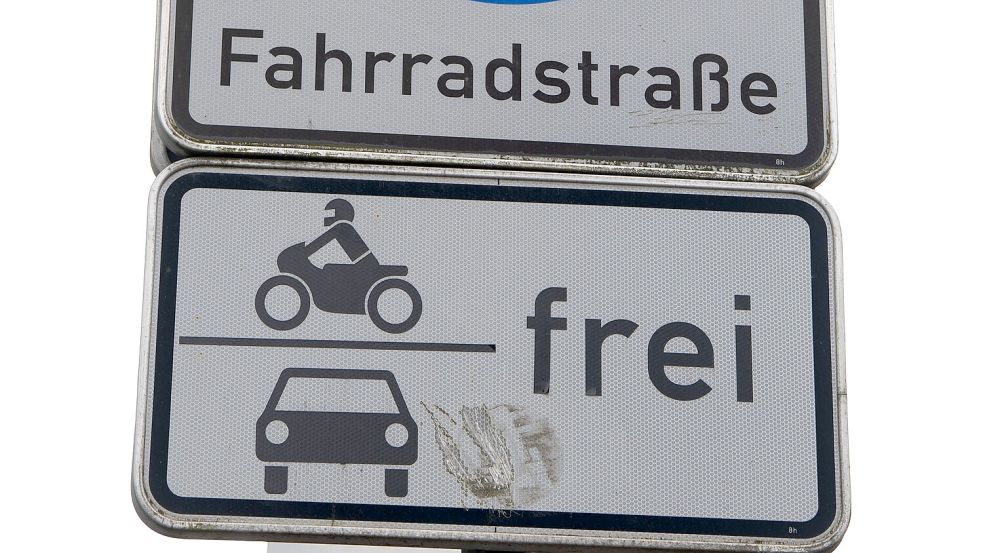 Durch Zusatzschilder wie dieses kann auch Auto- und Motorradfahrern die Durchfahrt erlaubt werden. Foto: Philip Dulian/dpa