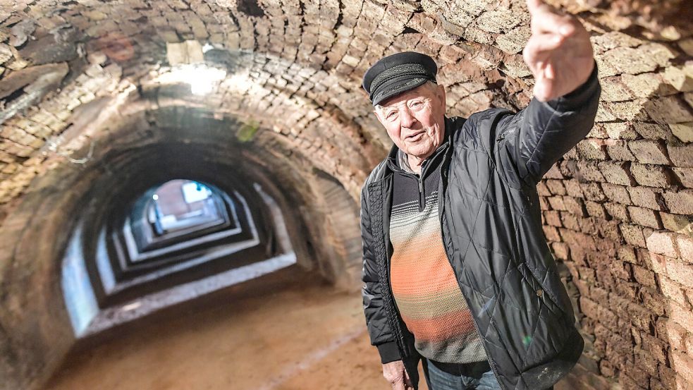 Paul Zimmer steht in einem Teil des riesigen Ringofens, in dem die Backsteine aufgestapelt und gebrannt wurden. Foto: Ortgies