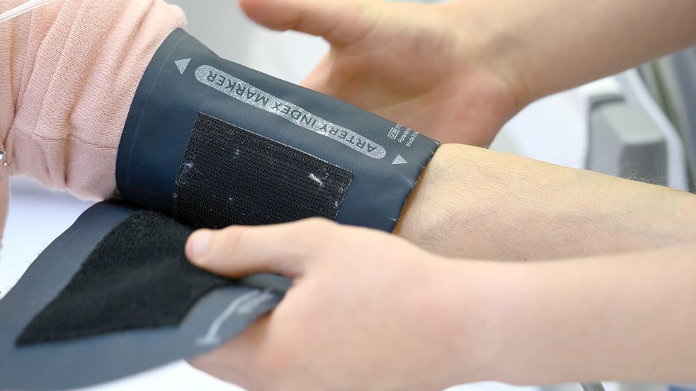 Bei der generalistischen Ausbildung zur Pflegefachkraft durchlaufen die Azubis Stationen in der Altenpflege, im Krankenhaus und anderen relevanten Bereichen. Foto: Robert Michael/dpa