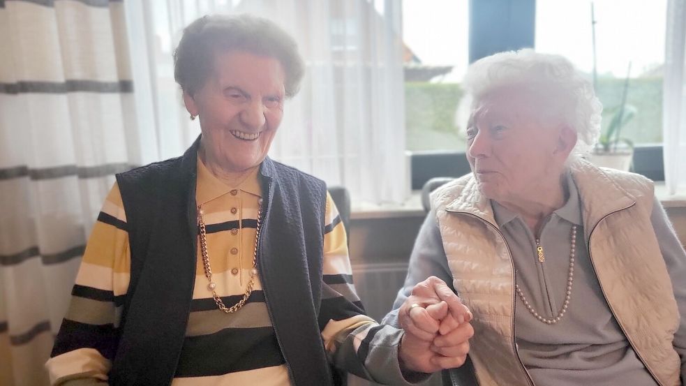 Maria Wolters und Margarethe Kossenjans (rechts) sind sehr vertraut miteinander. Sie lachen viel zusammen und erzählen sich auf Plattdeutsch Geschichten aus ihrer Jugend. Foto: Eva Kowalski