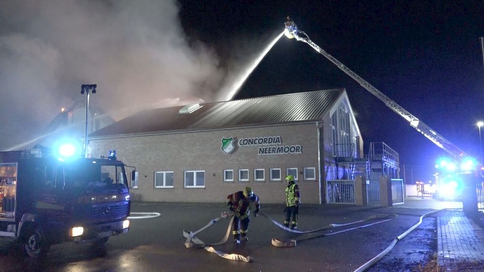 Beim Brand in der Sporthalle Neermoor vor zwei Wochen kam die Drehleiter aus Leer zum Einsatz. Dank dieser Unterstützung konnte das Sportheim des SV Concordia Neermoor (im Vordergrund) gerettet werden. Foto: Loger