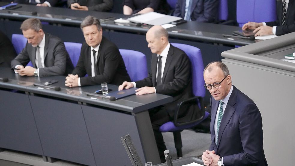 Geraten im Bundestag regelmäßig aneinander: das Regierungs-Trio aus Lindner, Habeck und Scholz (v.l.) und CDU-Chef Merz (r.) Foto: dpa/Kay Nietfeld
