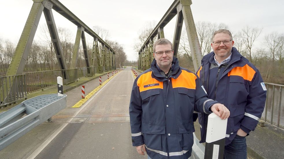 Für die Neubauten über den Küstenkanal zuständig sind Andreas Glasker und Markus Jänen (rechts) vom Wasserstraßen- und Schifffahrtsamt Ems-Nordsee. Foto: Moormann