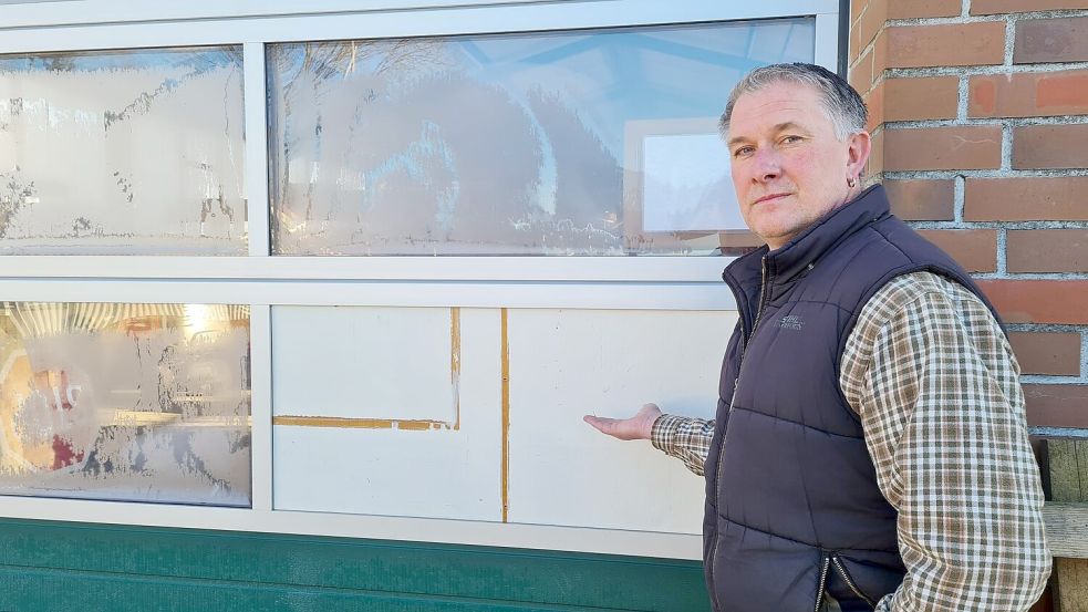 Frank Kappernagel leitet den Bauhof in Rhauderfehn, in dem am Wochenende eingebrochen worden ist. Das Loch im Hallentor ist inzwischen mit Holz abgedeckt. Foto: Cordes