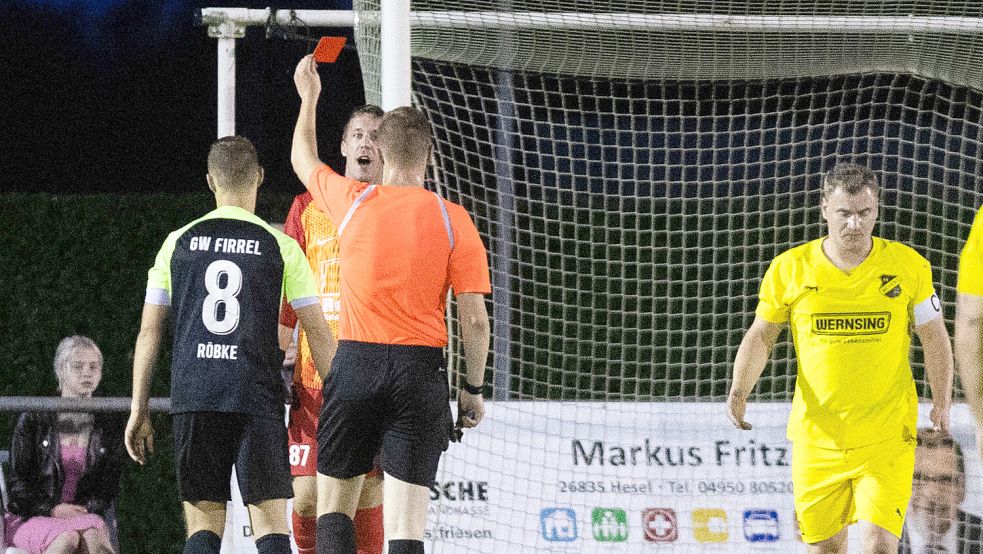 Im Hinspiel gegen Bevern hatte Firrels Henning Röbke (Nummer acht) früh die Rote Karte gesehen. Foto: Doden, Emden