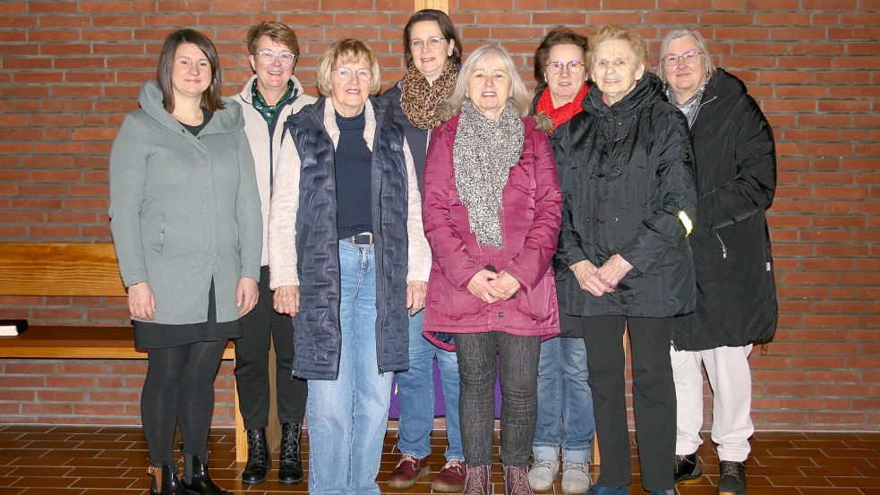 In der Trauergesangsgruppe singen: (hintere Reihe von links): Hannelore Kuhlmann-Meyer (58 Jahre), Elke Diekmann (46 Jahre, Gründerin), Heike Weber (61 Jahre), Hertha Woike (71 Jahre) und (vordere Reihe von li. nach re.): Martina Neubarth (34 Jahre, Pastorin), Ursula Taute (69 Jahre), Marianne Parr (69 Jahre) und Olga Schiller (84 Jahre). Foto: Hinderks
