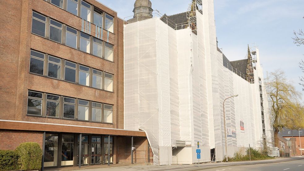 Der Landkreis Leer will weiter in seine Schulen investieren. Zum Beispiel in Baumaßnahmen am Ubbo-Emmius-Gymnasium. Für eine bereits laufende Sanierung wurde das Gebäude komplett eingerüstet. Foto: Wolters