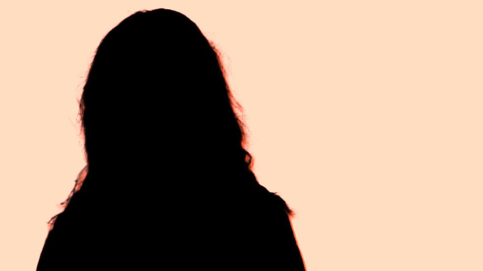 Diese Frau hat den ersten sexuellen Übergriff als Kind erfahren. Lange versuchte sie, das Erlebte zu verdrängen. Foto: Benjamin Beutler, Grafik: Sebastian Dannenberg