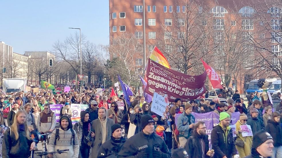 Teilnehmer während einer Demonstration in Berlin-Mitte: Sie fordern unter anderem bessere Lebens- und Arbeitsbedingungen für Frauen. Foto: Marion von der Kraats/dpa