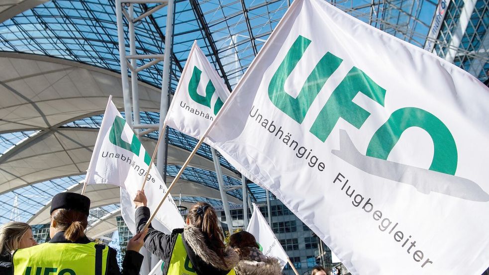 Die Flugbegleiter der Unabhängigen Flugbegleiter Organisation (UFO) wollen kommende Woche streiken. (Archivbild) Foto: Matthias Balk/dpa