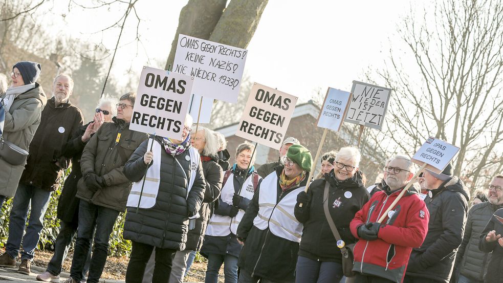 Die Initiative "Omas gegen Rechts" war stark vertreten auf der Kundgebung. Foto: Hock