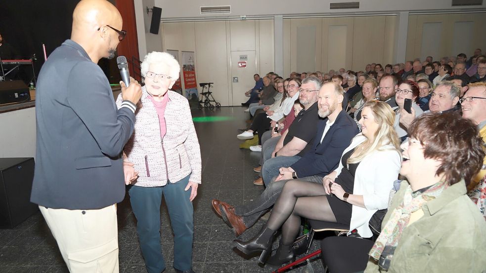 Yared Dibaba (links) konnte in Barßel auch seine Freundin „Oma Anni“ aus Hiddingen begrüßen. Foto: Passmann