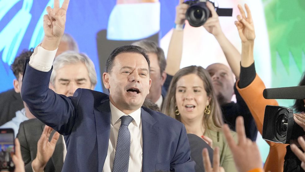 Luis Montenegro, Vorsitzender der Mitte-Rechts-Partei Demokratische Allianz, hält eine Rede vor Anhängern. Foto: dpa/AP