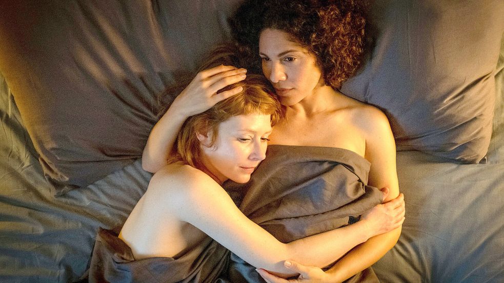 Letze Umarmung im „Kroatien-Krimi“: Heute verlässt Brigita (Sarah Bauerett) ihre Freundin Stascha (Jasmin Gerat) - und mit ihr die Krimi-Reihe. Foto: ARD Degeto/Constantin TV/Conny K