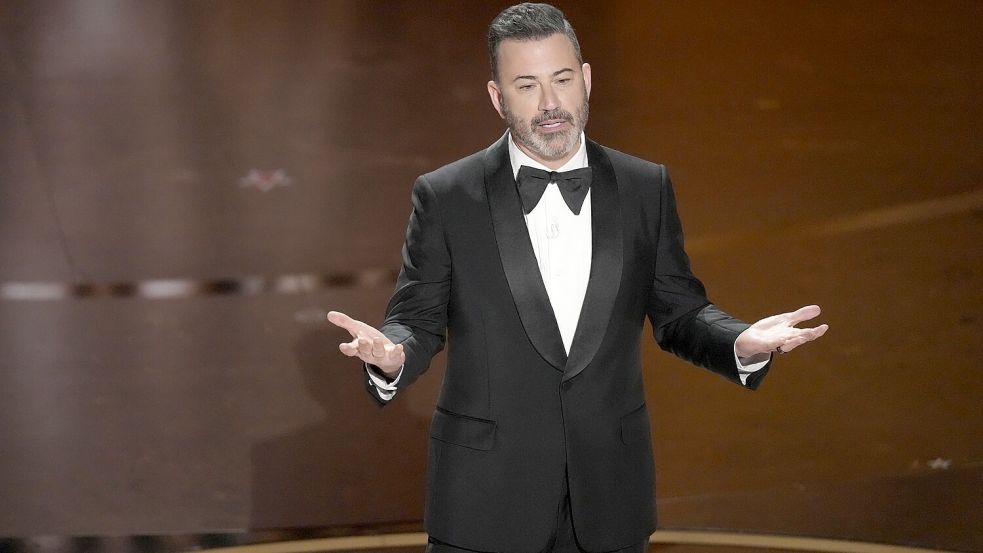Moderator Jimmy Kimmel spricht bei der Oscar-Verleihung im Dolby Theatre in Los Angeles. Foto: dpa/Invision via AP
