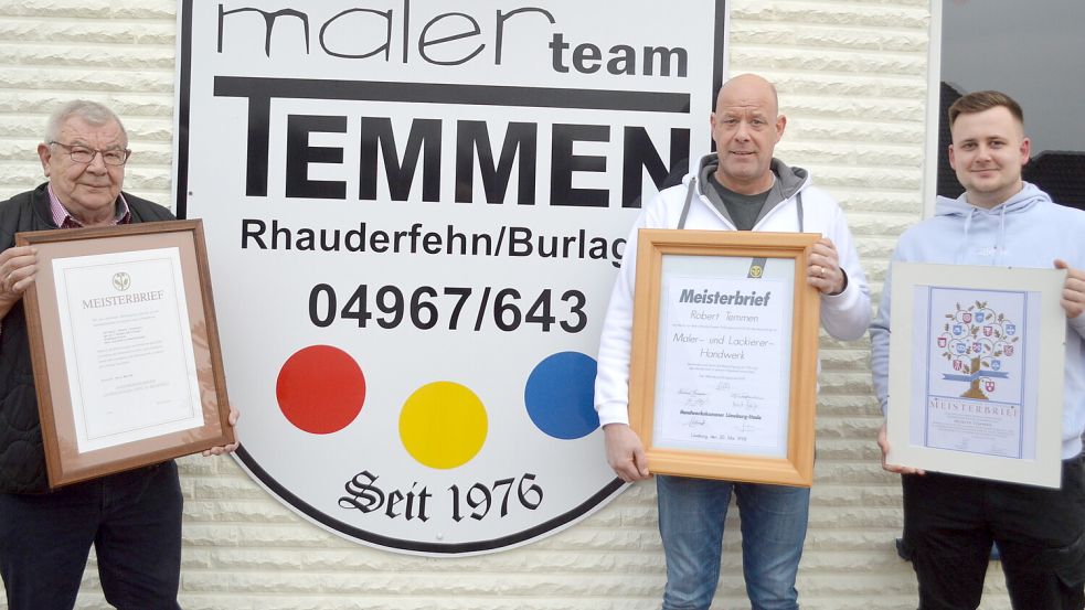Drei Generationen, die das gleiche berufliche Ziel im Leben erreicht haben: Stolz präsentieren (von links) Helmut Temmen, Sohn Robert und Enkel Moritz ihre Meisterbriefe im Maler- und Lackiererhandwerk. Fotos: Weers