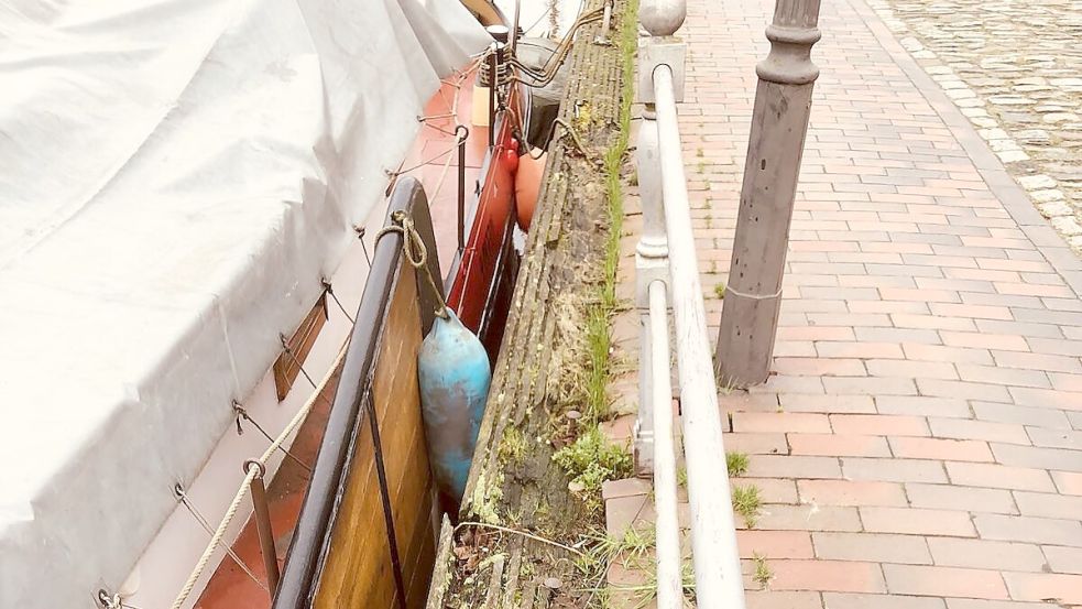 Entlang des Hafenbeckens ist die Holzabdeckung mitgenommen. Foto: SPD Weener