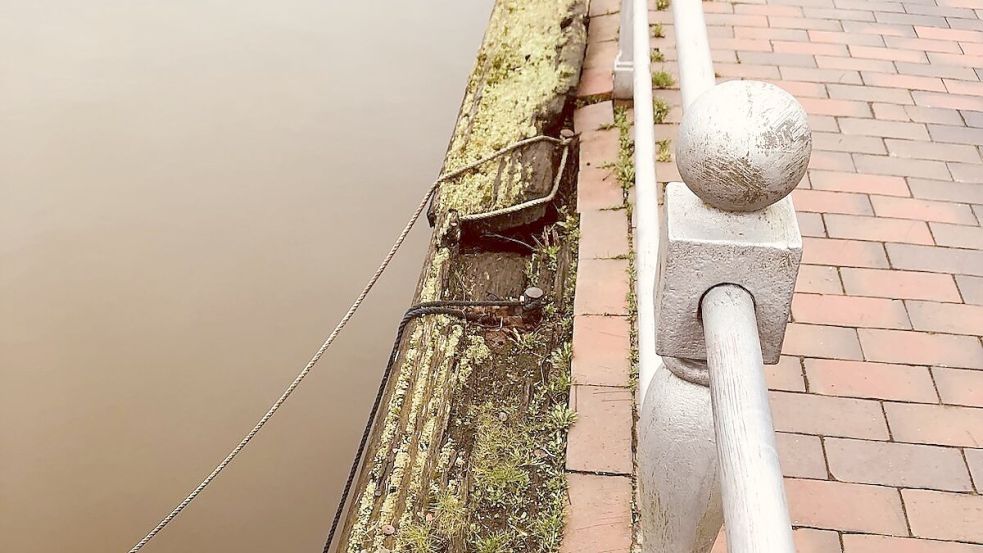Löchrig und abgebrochen: Die Spundwandabdeckungen am Hafen in Weener haben bessere Tage gesehen. Foto: SPD Weener