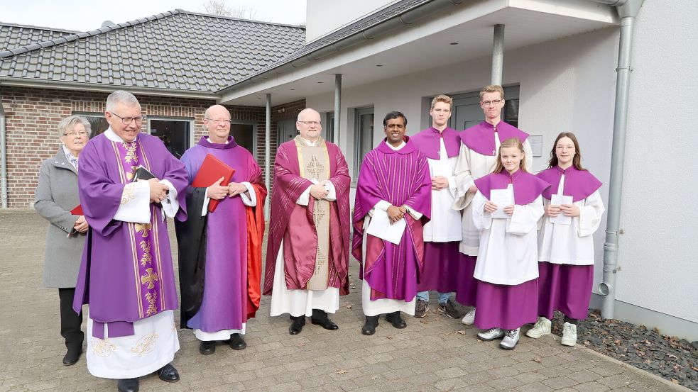 Pfarrer Christian Wölke (4. von links) wurde bei der Einführung als neuer leitender Pfarrer von St. Ansgar Barßel von den Mitbrüdern begleitet. Fotos: Passmann