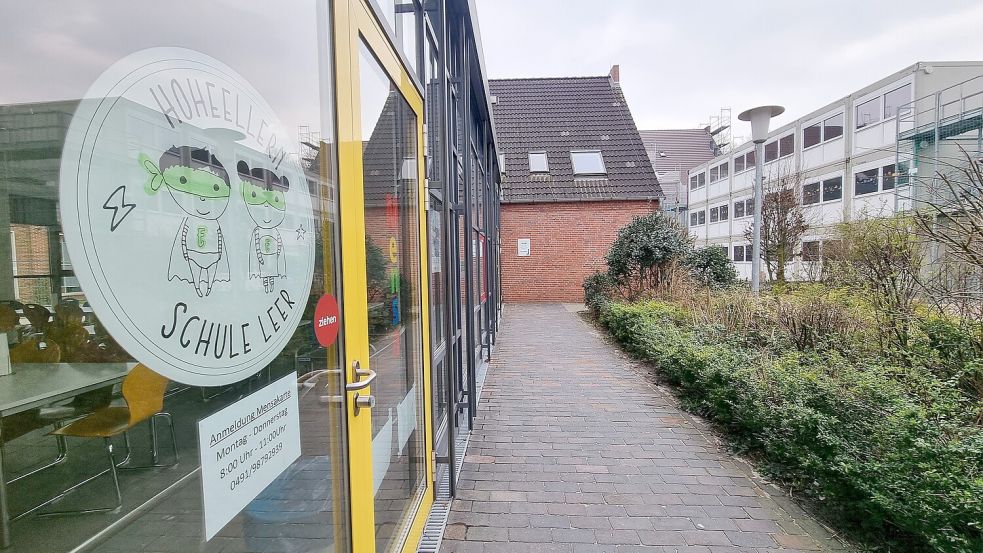 An der Mensa ist das Logo der Schule zu sehen. Foto: Bothe
