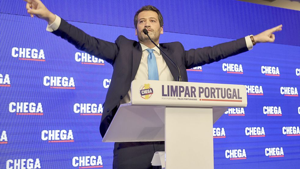 André Ventura und seine rechtspopulistische Partei Chega feiern ihre Position als drittstärkste Kraft in Portugal. Foto: IMAGO/GlobalImagens