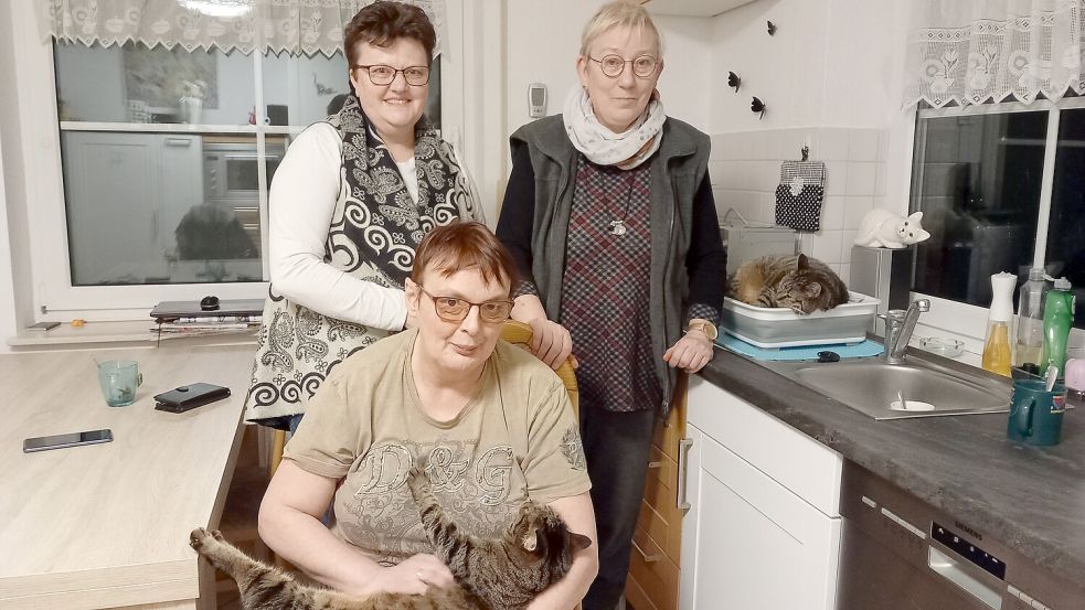 Marion Siemens (vorne) ist eine von vielen Pflegestellen des Tierschutzvereins Bunte Kuh. (hinten) v.l.: Mitglied Petra Schmieder (52) und Vereinsvorsitzende Renate Ankelmann. Foto: Scherzer