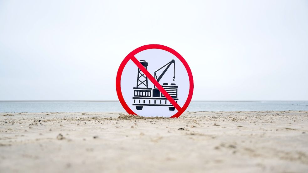 Strand auf Borkum: Kommt es ab Ende 2024 zur Erdgasförderung vor der ostfriesischen Insel? Umweltschützer machen dagegen mobil. Foto: dpa/Sina Schuldt