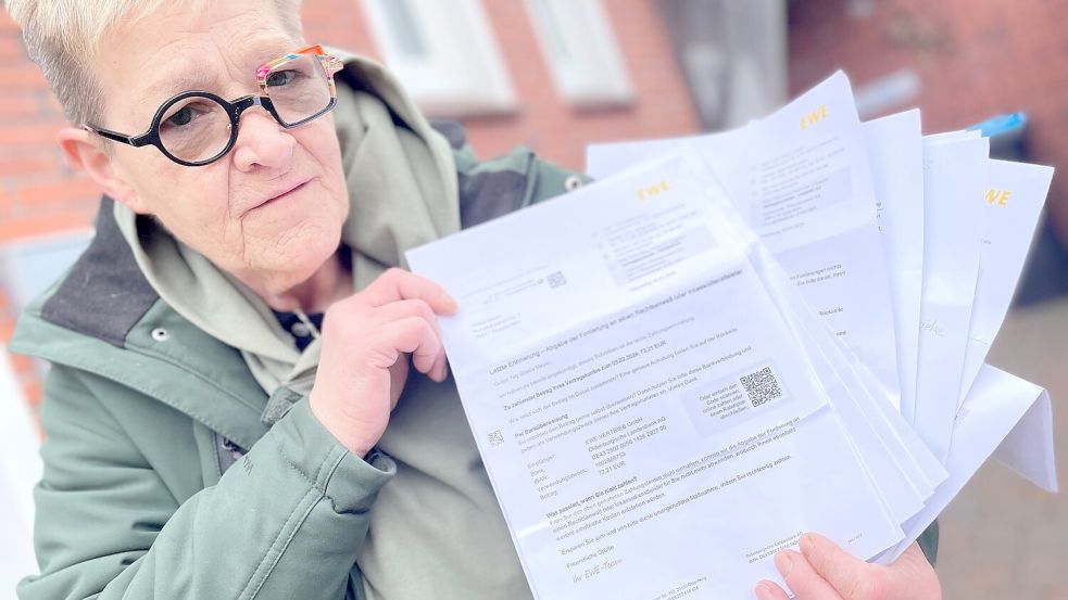 Einen dicken Stapel Papier hatte Heike Meyer durch den Schriftwechsel mit der EWE schon angehäuft. Jetzt sind drei weitere Briefe dazugekommen. Foto: Janßen