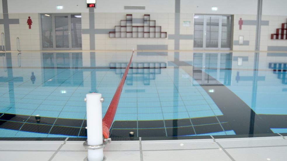 Still liegt derzeit die Wasserfläche im Becken des Barßeler Hafen-Bads. Wegen eines technischen Defekts der Filteranlage blieb das Bad am Dienstagmorgen kurzfristig zu. Die Schließung ist anberaumt bis einschließlich Mittwoch, 13. März. Foto: Fertig