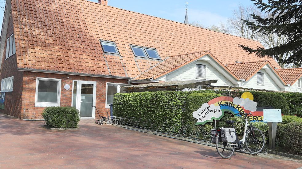 Der katholische Kindergarten „Unterm Regenbogen“ in Scharrel hat nicht für alle Kinder am Ort ausreichend Plätze. Scharreler Eltern sind besorgt, dass die Betreuung ihrer Kleinen nicht wohnortnah sichergestellt werden kann. Foto: Passmann