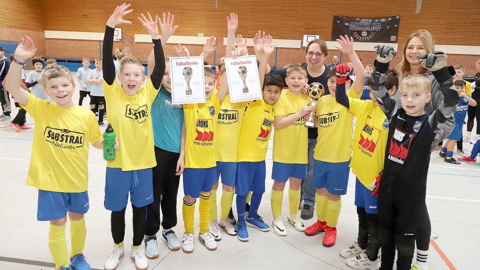 Den Weltmeisterschaftspokal beim Fußballturnier der Grundschulen in Ramsloh überreichte Organisatorin Ulrike Rieger (rechts) an die Elf der GS Scharrel. Foto: Passmann