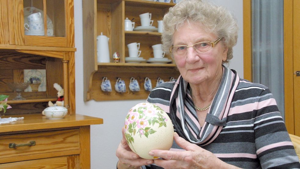 Viele Jahre lang stellte Anna Brandt ihre kunstvoll bemalten Eier im Fehn-und Schifffahrtsmuseum in Rhauderfehn aus. Dieses Bild stammt aus dem Jahr 2012. Foto: Archiv