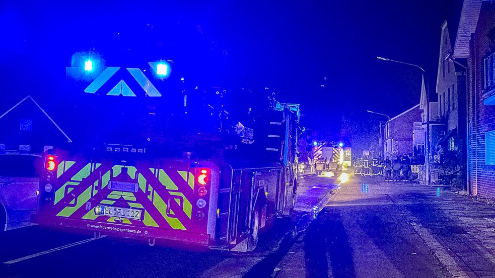 Mehrere Papenburger Feuerwehren mussten in der Nacht zu Mittwoch zu einem Feuer am Hauptkanal rechts ausrücken. Foto: Feuerwehr Stadt Papenburg
