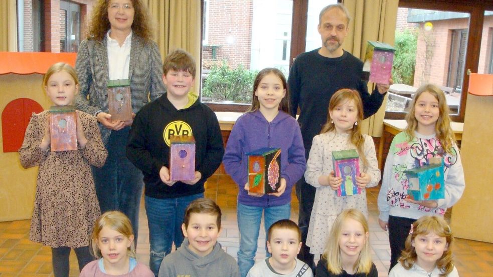 Die Kinder der Natur- und Umwelt-AG der Strücklinger Marienschule mit Schulleiterin Monika Olling und ihrem Stellvertreter Helmut Tellmann. Foto: privat