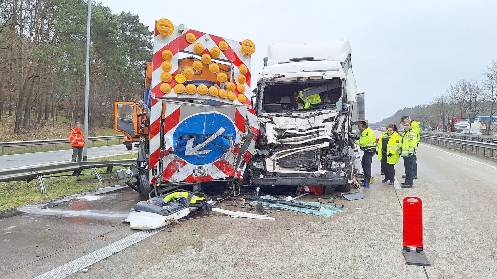 Auf der A1 bei Wildeshausen ist ein Sattelzug am Mittwochvormittag auf ein Sicherungsfahrzeug geprallt. Foto: NWM-TV