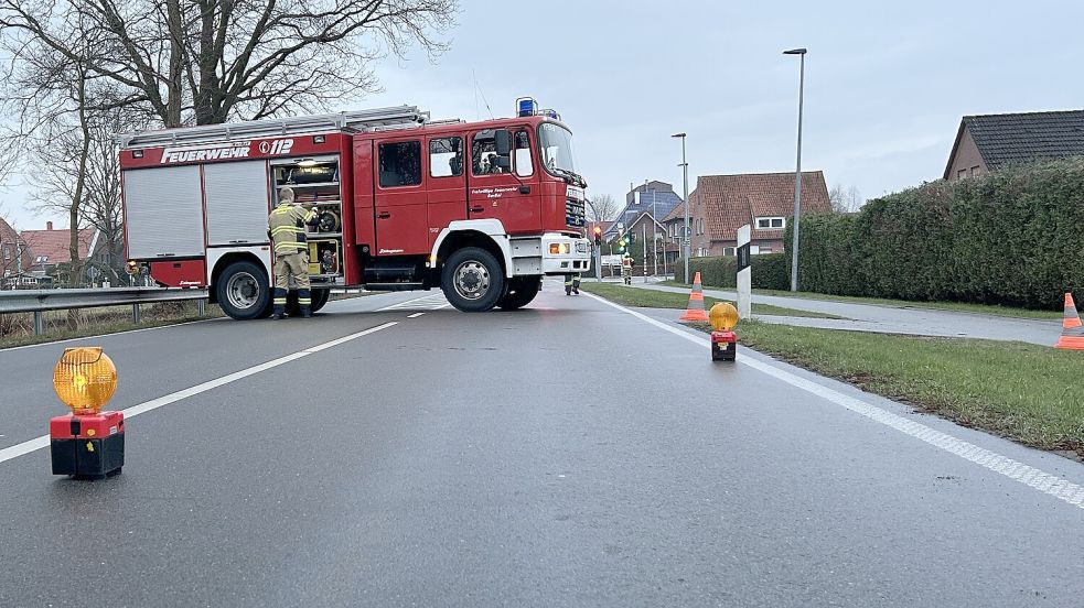 Die Barßeler Feuerwehr war mit Leuten und vier Fahrzeugen im Einsatz, um die Umweltverschmutzung durch Dieselöl auf der Oldenburger Straße in Elisabethfehn in den Griff zu bekommen. Foto: Maren Schröder / Feuerwehr