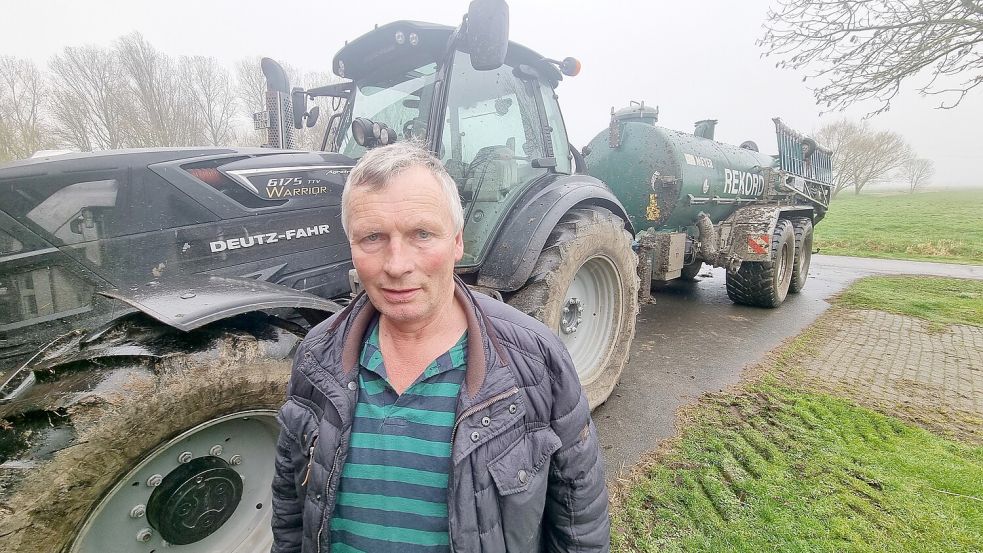 Der Esklumer Landwirt Weert Beening darf mit diesem Treckergespann nicht mehr über die Ledabrücke fahren. Foto: Bothe