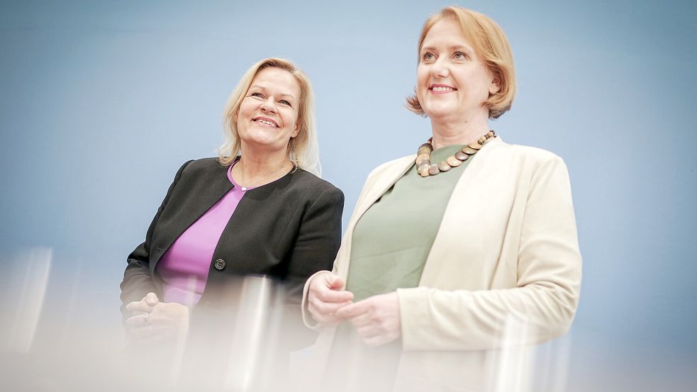 Die beiden Ministerinnen Nancy Faeser (SPD) und Lisa Paus (Grüne) stellten die Eckpunkte des Demokratiefördergesetzes im Dezember 2022 vor. Bis heute ist es nicht beschlossen. Die FDP hat Einwände. Foto: Kay Nietfeld