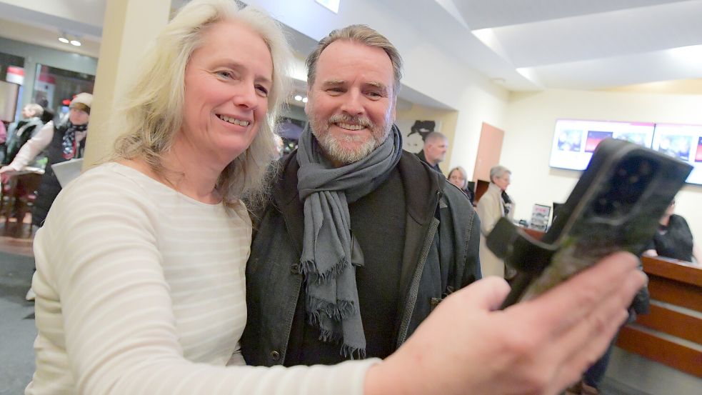 Helga Christ aus Remels hat es sich nicht nehmen lassen, bei der Premiere ein Foto mit Jan „Brocki“ Brockhorst (Felix Vörtler) zu machen. Foto: Ortgies