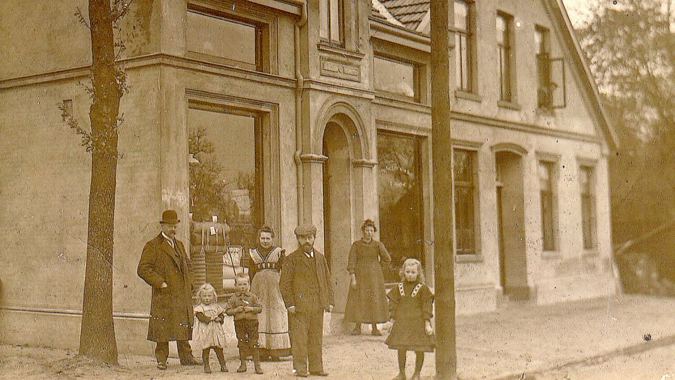 Das undatierte Foto zeigt Albert Stapelfeld (Mitte) und seine Familie. Fotos: Sammlung Stapelfeld