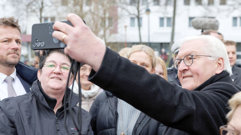 Frank-Walter Steinmeier nimmt sich Zeit für Selfies, während er in Espelkamp zu Gast ist. Für drei Tage hat der Bundespräsident seinen Amtssitz nach Ostwestfalen verlegt. Foto: dpa/Friso Gentsch