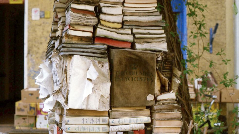 Alles Altpapier: Für Fehldrucke gab es früher einen klaren Begriff: Makulatur. Foto: imago stock&people