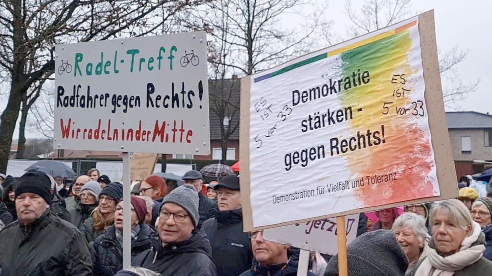In vielen Orten in dieser Region wurde zuletzt gegen rechts demonstriert, wie auf diesem Bild aus Ostrhauderfehn. Foto: Cordes