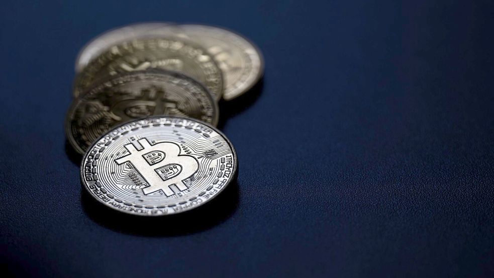 Bitcoin-Münzen liegen auf einem Tisch. Foto: Hannes P Albert/dpa