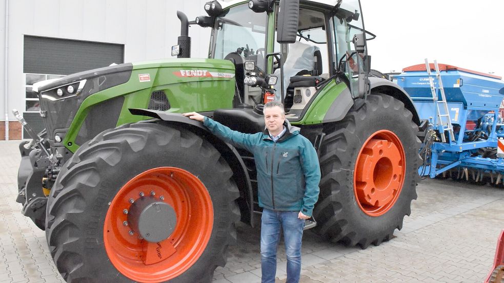 Sonntag (17. März) ist „Tag der offenen (Traktor-)Tür“ bei Landmaschinen Schröder in Scharrel: Ludger von der Heide lädt dazu ein. Foto: Kühn