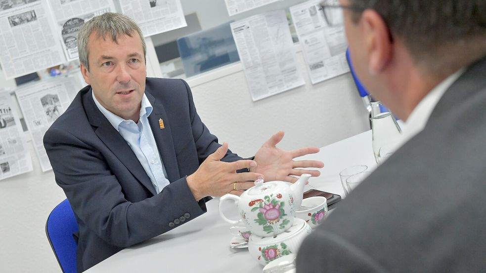 Johann Saathoff - hier im Interview mit OZ-Redakteur Martin Teschke - möchte erneut für den Bundestag kandidieren. Foto: Ortgies/Archiv