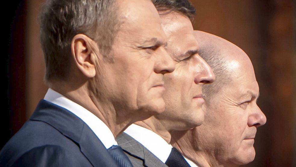 Bundeskanzler Olaf Scholz (SPD, r) empfängt Frankreichs Präsident Emmanuel Macron (M) und Polens Ministerpräsident Donald Tusk vor dem Kanzleramt zu einem gemeinsamen Treffen. Foto: Michael Kappeler/dpa