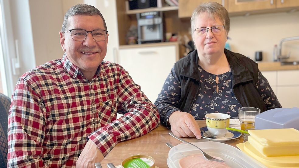 Gemütlich am Frühstückstisch: Das genießen Johann und Annelene Krumminga. Wochentags ist der ehemalige Ortsbrandmeister aber oft schon etwas eher unterwegs als seine Frau. Foto: Janßen